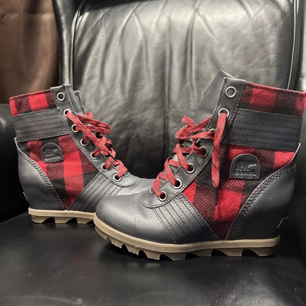 Sorel Women’s Joan Of Artic Wedge Size 5, Red And Black Plaid Lace Up Boots